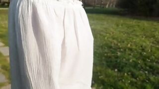 Sexy moglie esibizionista Passeggiata al parco