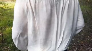 Sexy moglie esibizionista Passeggiata al parco