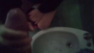 BRAVA INGOIA TUTTO - Pompino in bagno con degustazione di sborra