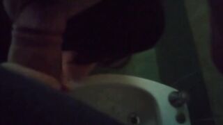 BRAVA INGOIA TUTTO - Pompino in bagno con degustazione di sborra