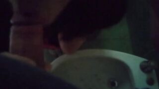 BRAVA INGOIA TUTTO - Pompino in bagno con degustazione di sborra