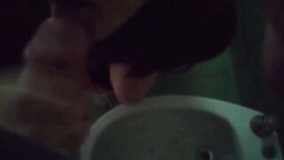 BRAVA INGOIA TUTTO - Pompino in bagno con degustazione di sborra