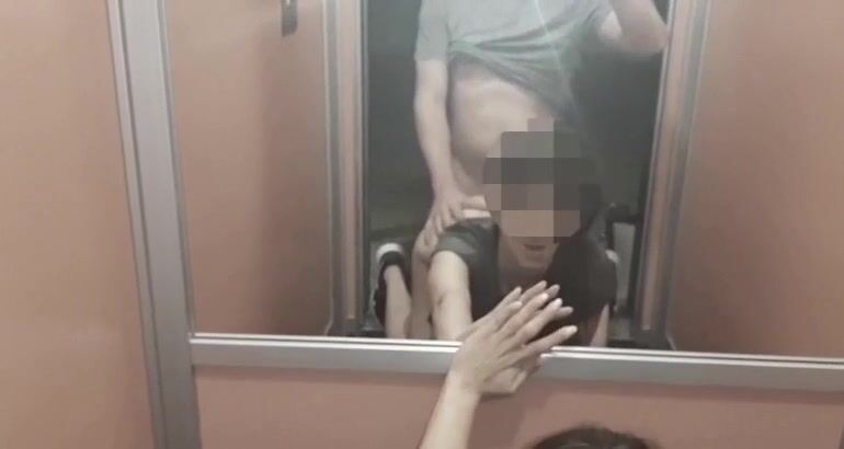 Pomino e sesso in ascensore con la mia vicina di casa troia