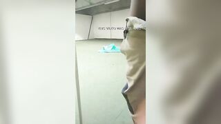 Milf italiana sega operaio italiano e operaio africano che le sborrano sulle tette