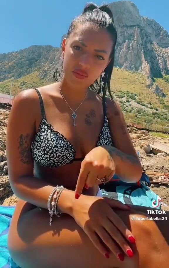 Roberta Bella Tiktok CANTANTE NEOMELODICA NAPOLETANA