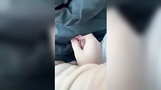 Fidanzata fa una sega rischiosa in treno al fidanzato