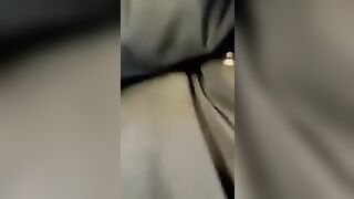 Fidanzata fa una sega rischiosa in treno al fidanzato