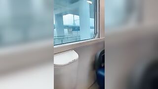 Fidanzata fa una sega rischiosa in treno al fidanzato