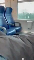 Fidanzata fa una sega rischiosa in treno al fidanzato