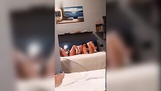 TI PIACE?SI AMORE - Ragazze italiane si masturbano insieme sul letto