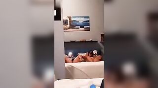 TI PIACE?SI AMORE - Ragazze italiane si masturbano insieme sul letto