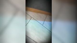 Moglie masturbata da due ragazzi al privè