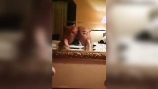 A pecorina sul letto allargandosi le chiappe