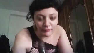 Qualcuno mi sta scopando la bocca - Italiana spompina amico black