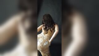 Bella ragazza italiana col culo ricoperto di panna montata