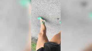 In minigonna in città ITALIANA ESIBIZIONISTA