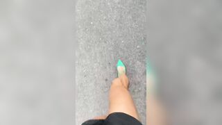 In minigonna in città ITALIANA ESIBIZIONISTA