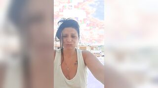 DAI CHE C'E' QUELLA PUTTANA CHE MI STA GUARDANDO CORNUTAZZO