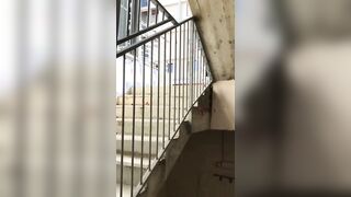 Mi faccio scopare nel sottoscala del palazzo