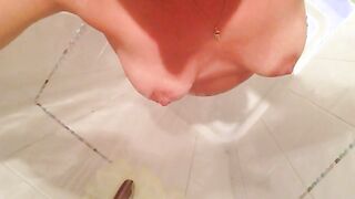 Moglie puttana si masturba nella doccia