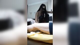 Mistress piscia sullo schiavo e si fa leccare i piedi