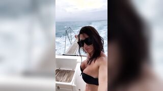 Antonella in Bikini in barca che TETTONE la Milfona