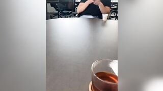 In pausa caffè in ufficio con il mio collega e con tanta voglia