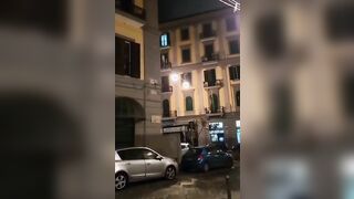A NAPOLI COPPIA BECCATA SCOPARE SUL BALCONE