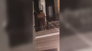 A NAPOLI COPPIA BECCATA SCOPARE SUL BALCONE
