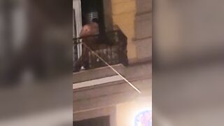 A NAPOLI COPPIA BECCATA SCOPARE SUL BALCONE