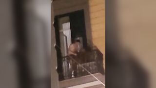 A NAPOLI COPPIA BECCATA SCOPARE SUL BALCONE