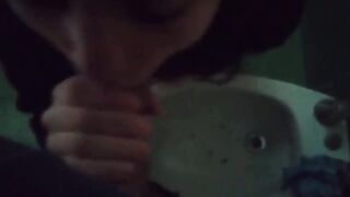 Pompino in bagno giovane fidanzata