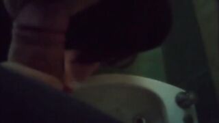 Pompino in bagno giovane fidanzata