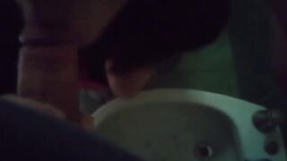 Pompino in bagno giovane fidanzata