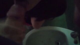 Pompino in bagno giovane fidanzata