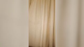 Anita si spoglia e rimane nuda sul letto OF