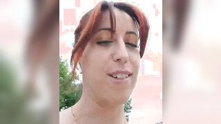 SI SONO UNA TROIA - Esibizionista toscana con lush nella fica cammina per strada