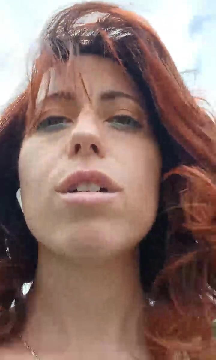 SI SONO UNA TROIA - Esibizionista toscana con lush nella fica cammina per strada