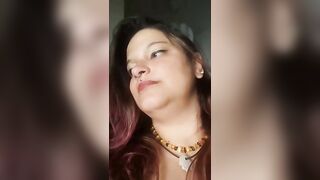 BBW italiana con grosse tette naturali si masturba su C4