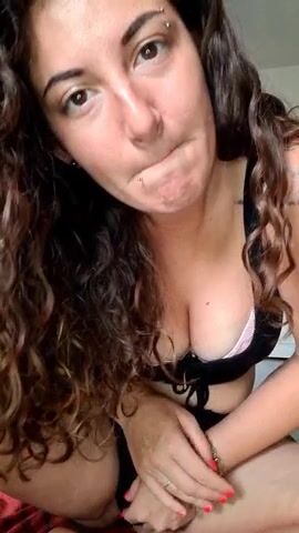 Ragazza italiana tatuata con piercing e tatoo si spoglia e masturba C4