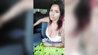 Uno davanti e uno dietro se ne devono anna - Romana si masturba in un parcheggio