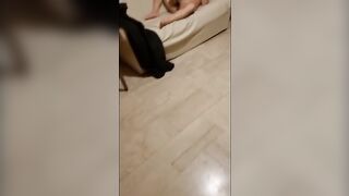 Coinquilina beccata a masturbarsi sul divano