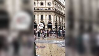 Scopano alla finestra in corso Vittorio Emanuele II Milano