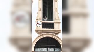 Scopano alla finestra in corso Vittorio Emanuele II Milano