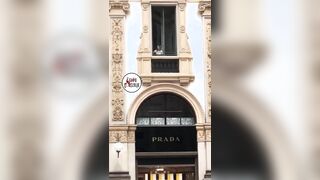 Scopano alla finestra in corso Vittorio Emanuele II Milano