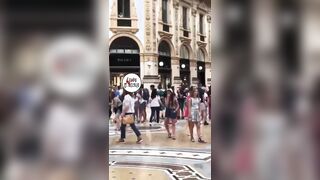 Scopano alla finestra in corso Vittorio Emanuele II Milano