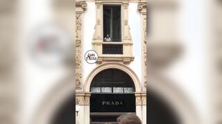 Scopano alla finestra in corso Vittorio Emanuele II Milano