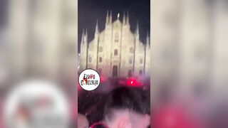 Tifoso nudo in piazza Duomo festeggiando scudetto del milan
