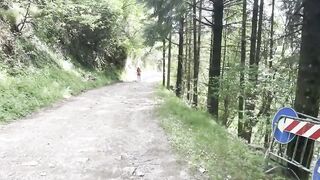 Sesso nel bosco con Milf italiana che si fa chiavare e ingoia la sborra