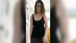 Spogliarello mogliettina italiana porca con occhiali